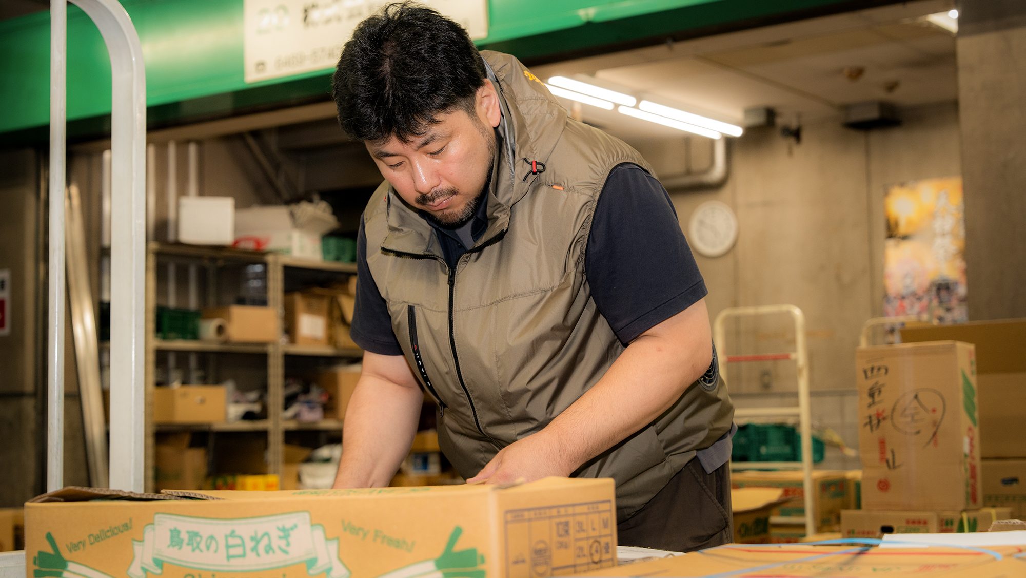 荷を整える現場の手元。