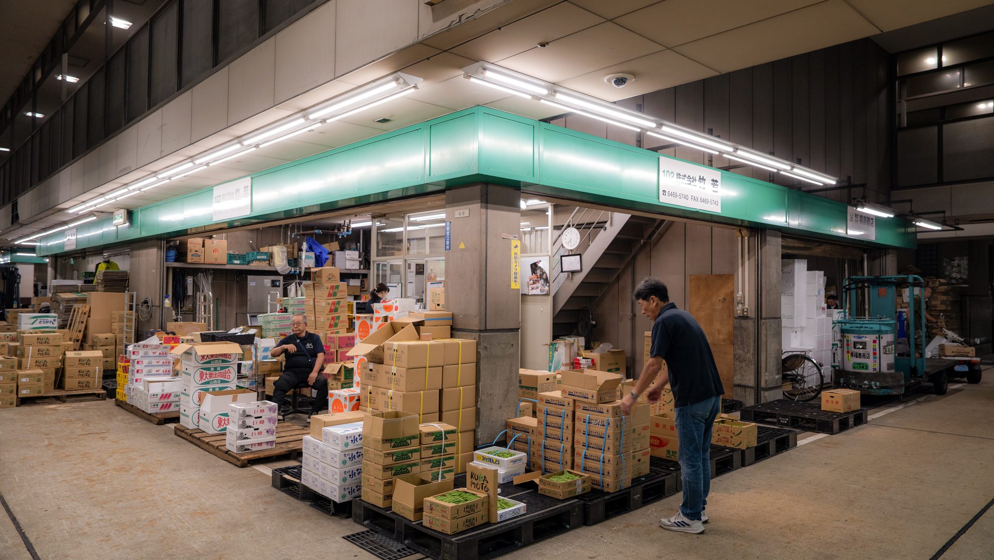 大阪市中央卸売市場 本場、竹若の店先。