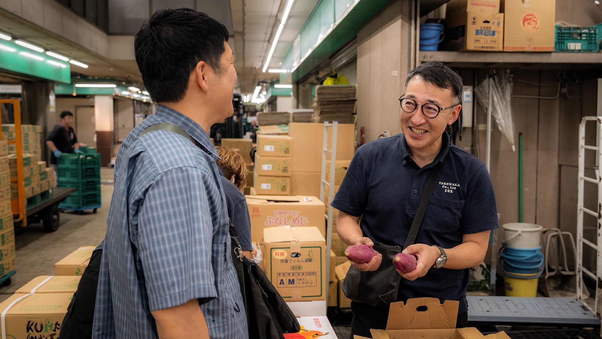 市場で品を仕分ける竹若の社員。手を動かす現場の人。