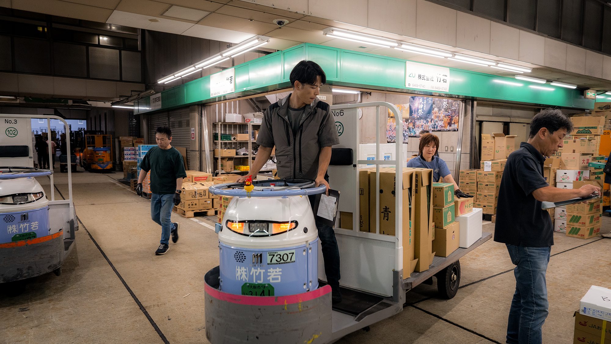 市場の競り場。早朝の活気。
