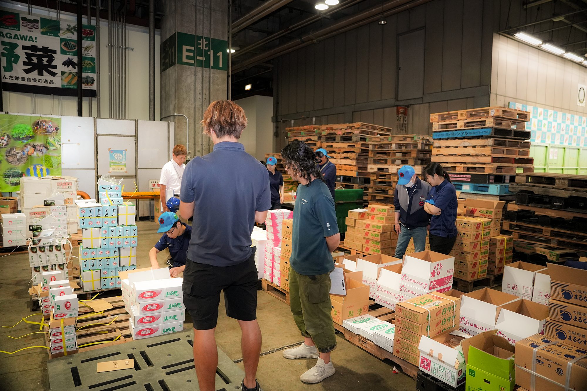 本場の床に集まる青果。全国の産地から届いた荷を前に、現場が動く。