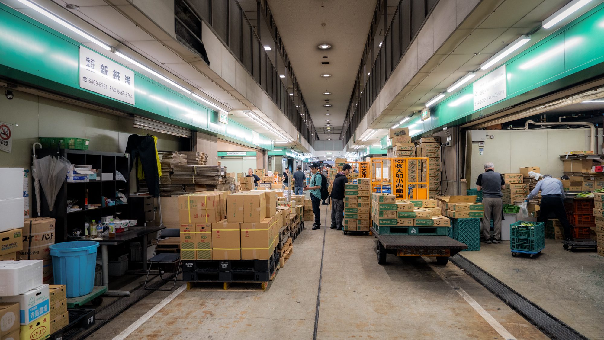 市場内を運搬する竹若の現場。仕入から出荷まで、一日も止めない安定供給。