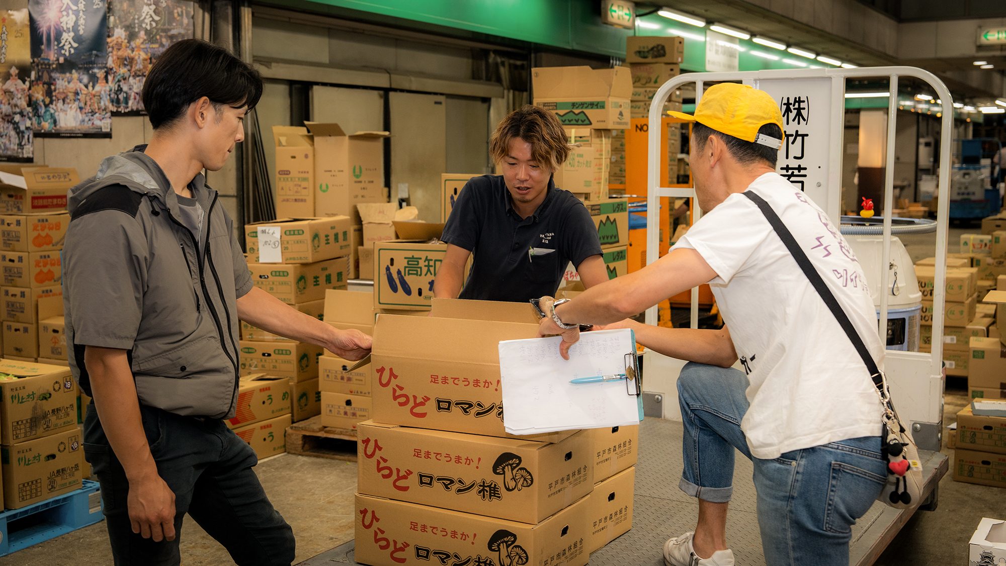 若手が品を見極め、そばで先輩が支える現場。業務を受け継ぐ人。